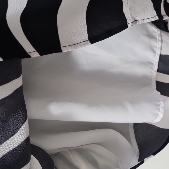 🟣carré noir - Black & White Print V Neck Sleeveless Blouse - Size M - Picture 3 of 5